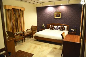 Well-furnished Room Well-furnished Room