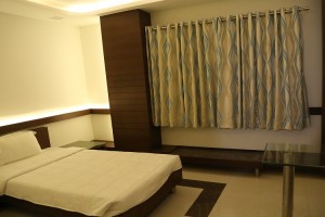 Well-furnished Room Well-furnished Room
