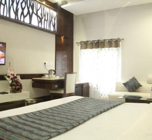 Well-furnished Room