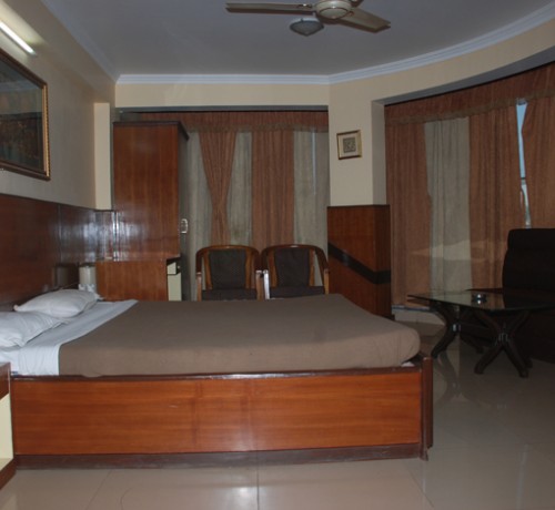 Well-furnished Room