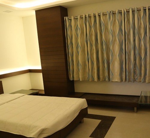 Well-furnished Room Well-furnished Room