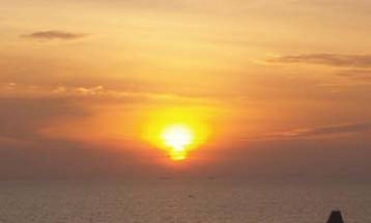Setting sun by the sea Setting sun by the sea