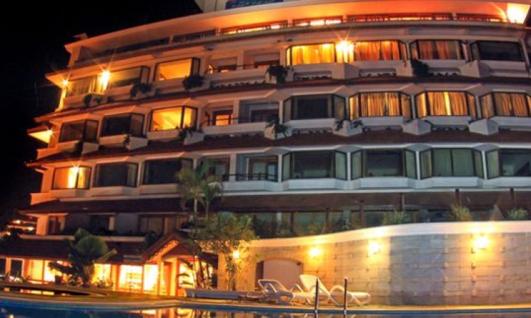 Hindustan Beach Retreat at Night Hindustan Beach Retreat at Night