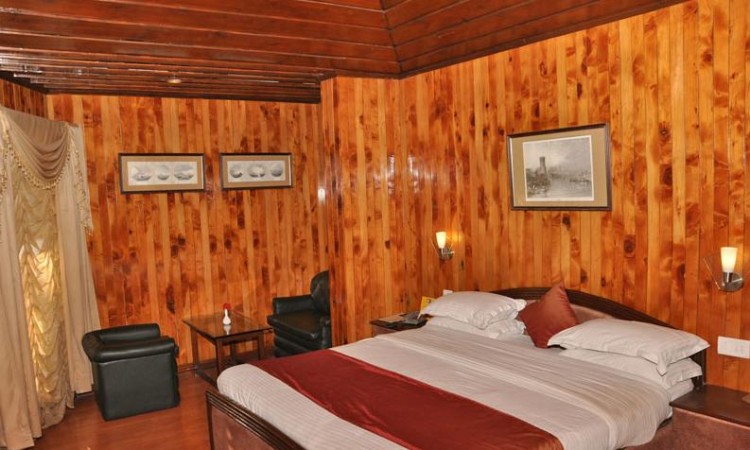 Woody Opulence Woody Opulence