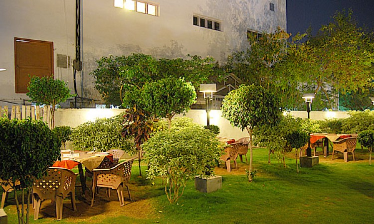 Outdoor Dining Area Outdoor Dining Area