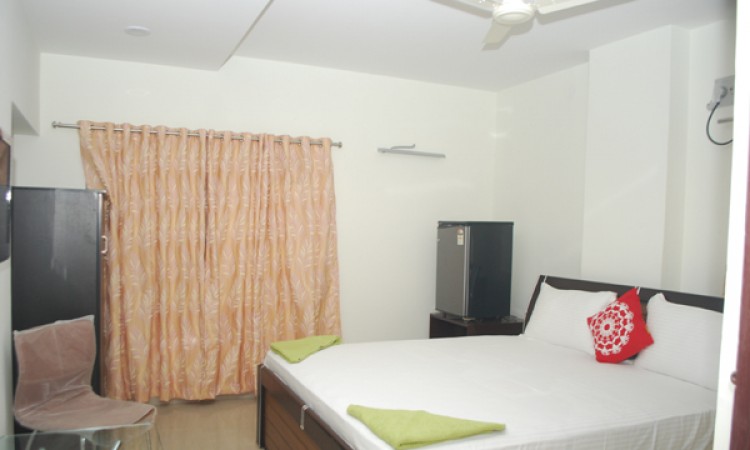 Well-Furnished Room Well-Furnished Room