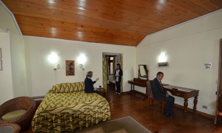 Well-furnished Room Well-furnished Room