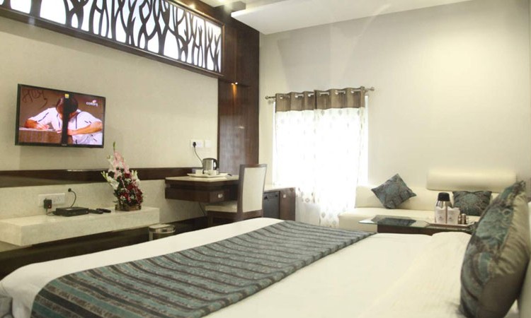 Well-furnished Room Well-furnished Room