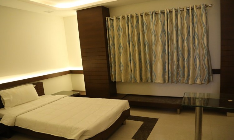 Well-furnished Room Well-furnished Room