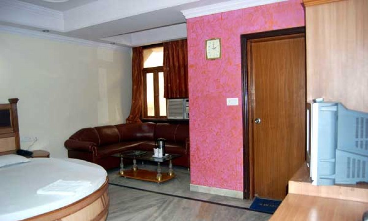 Well-furnished Room Well-furnished Room